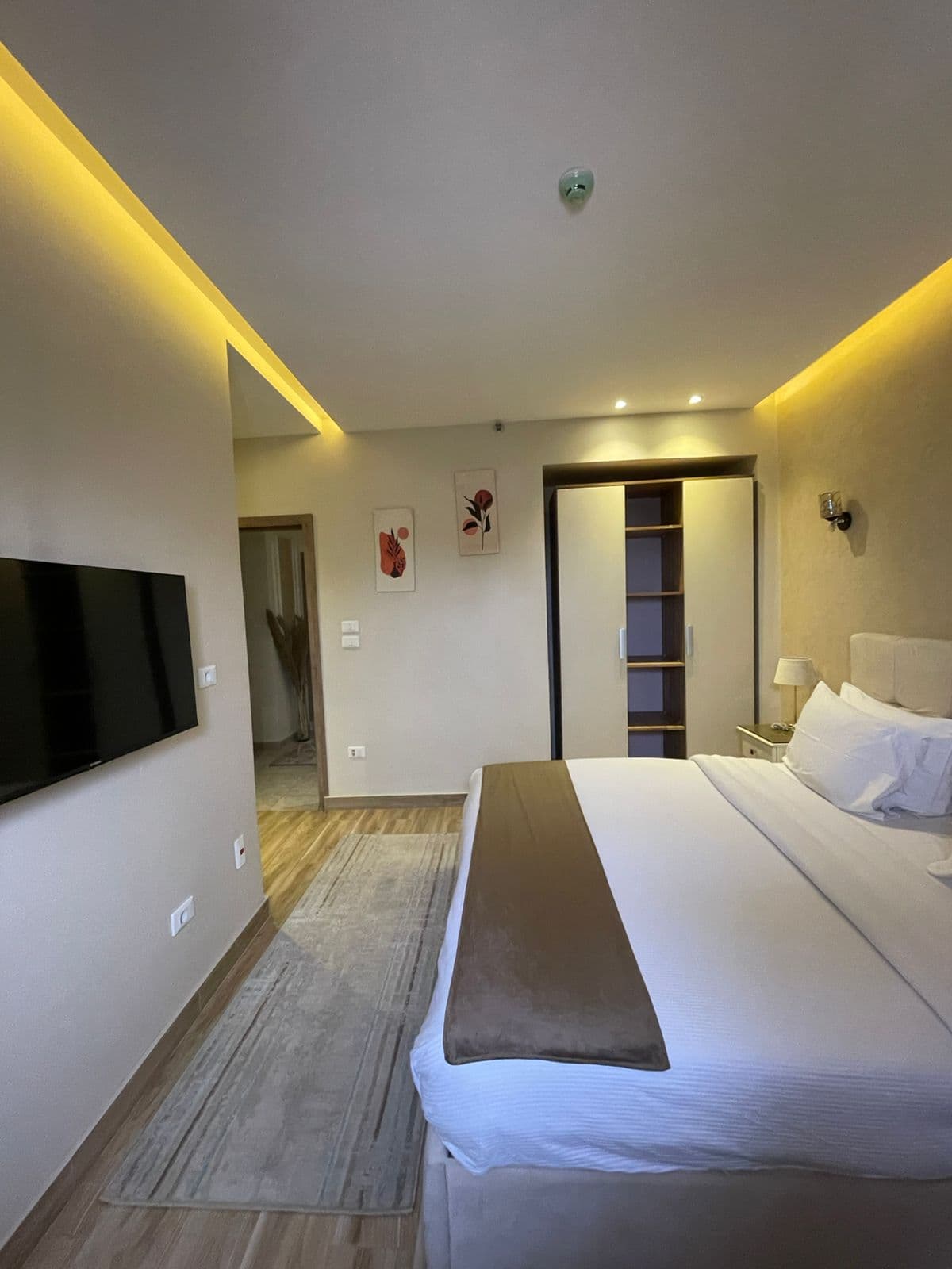 Room 501 King Side View preview 2