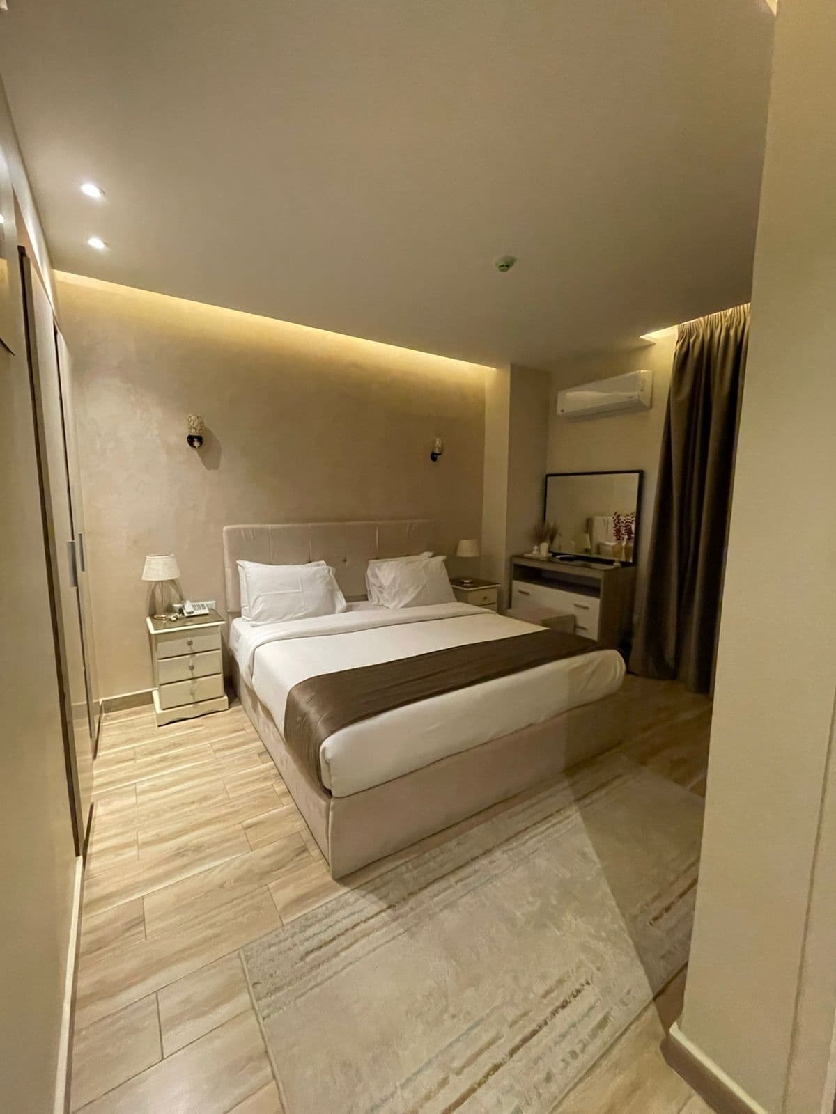 Room 501 King Side View preview 5