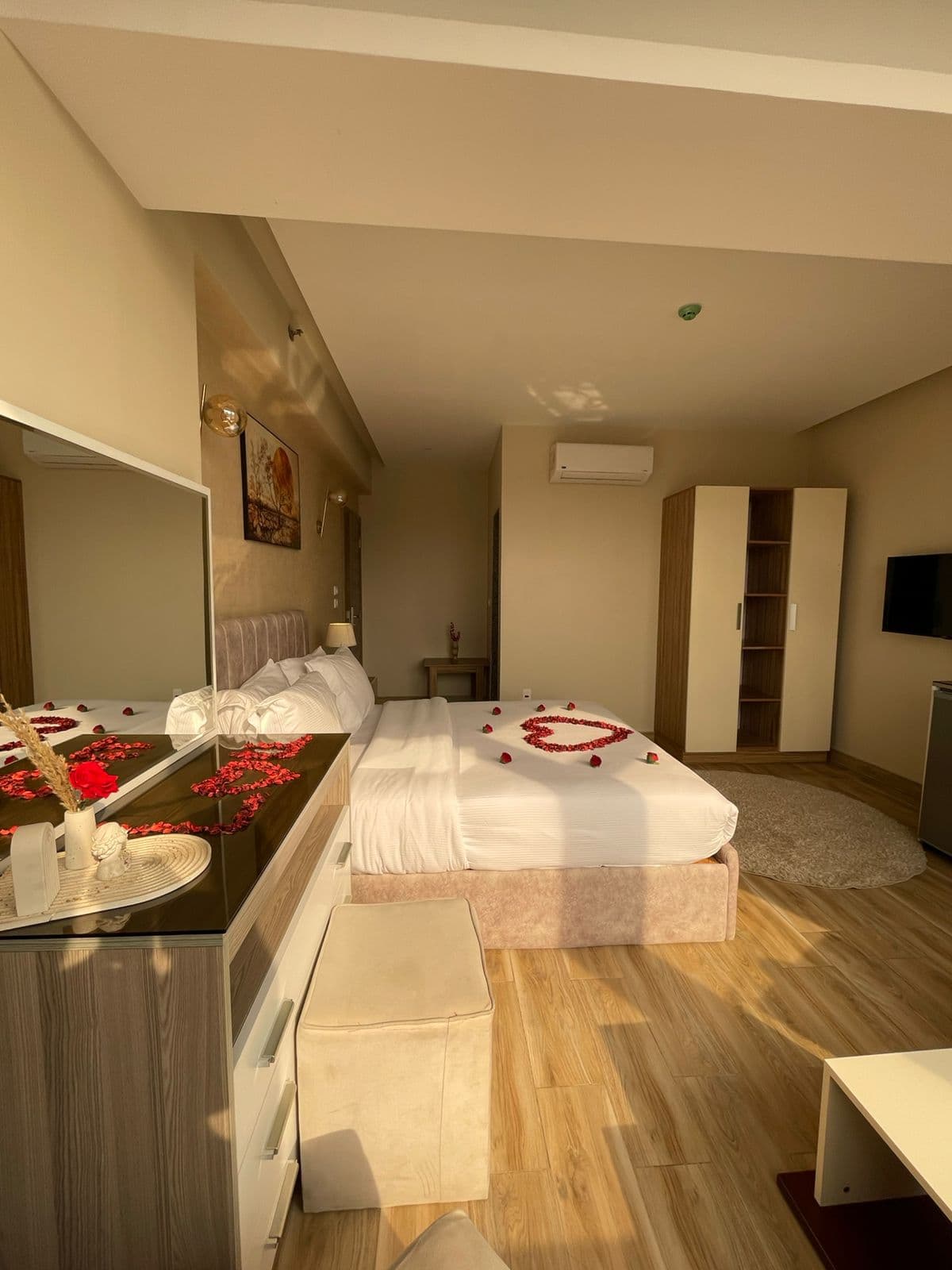 Room 502 King Panorama View preview 2