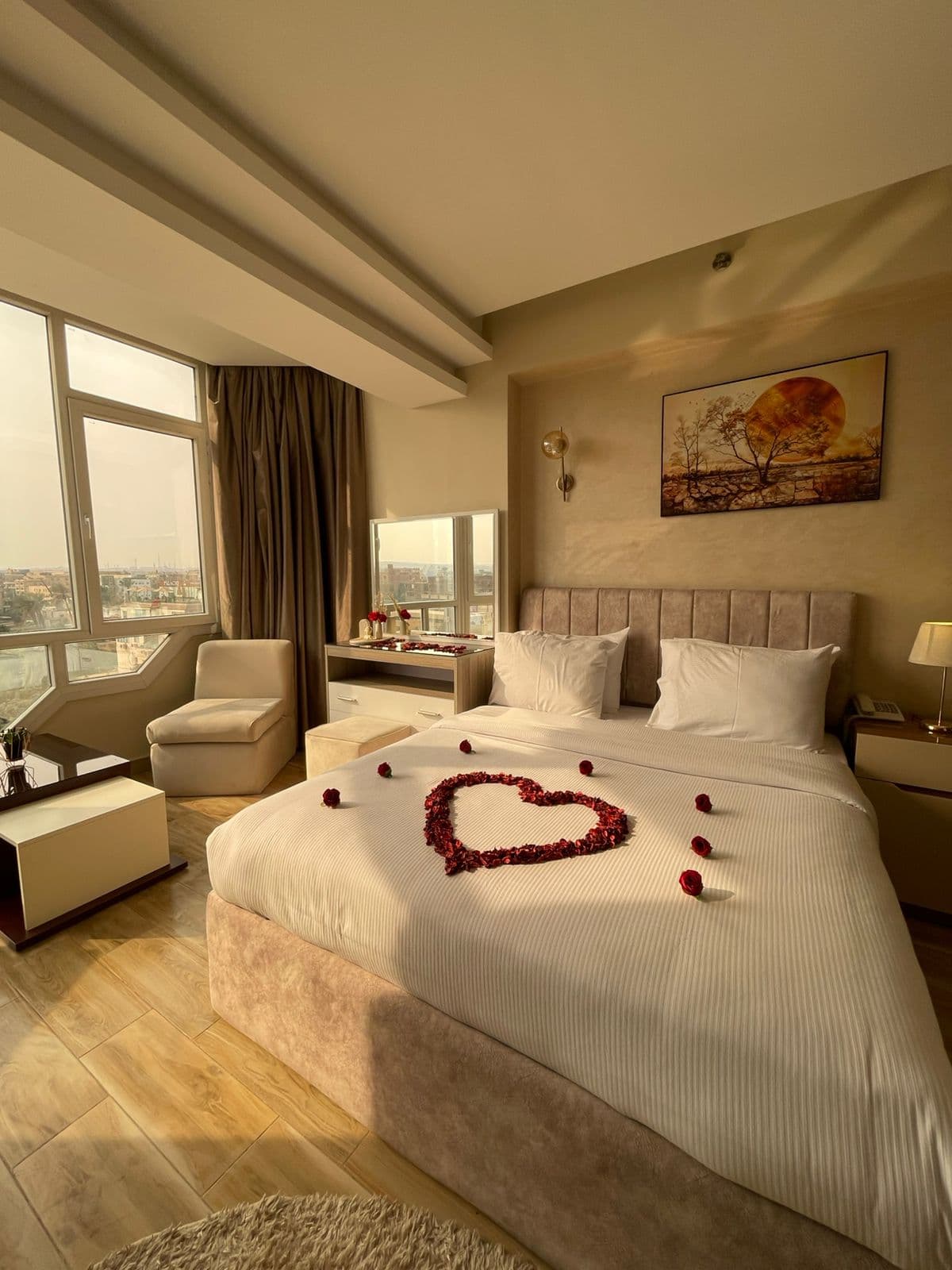 Room 502 King Panorama View preview 4