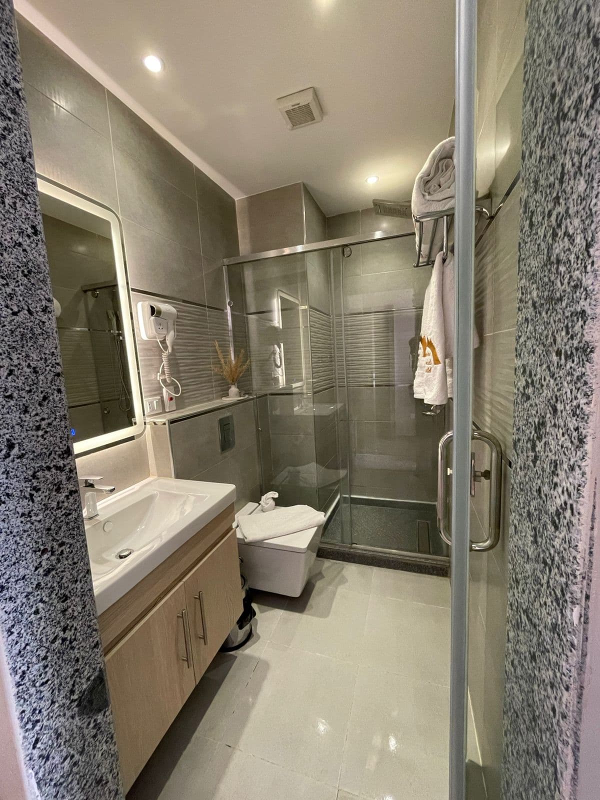 Room 502 King Panorama View preview 8