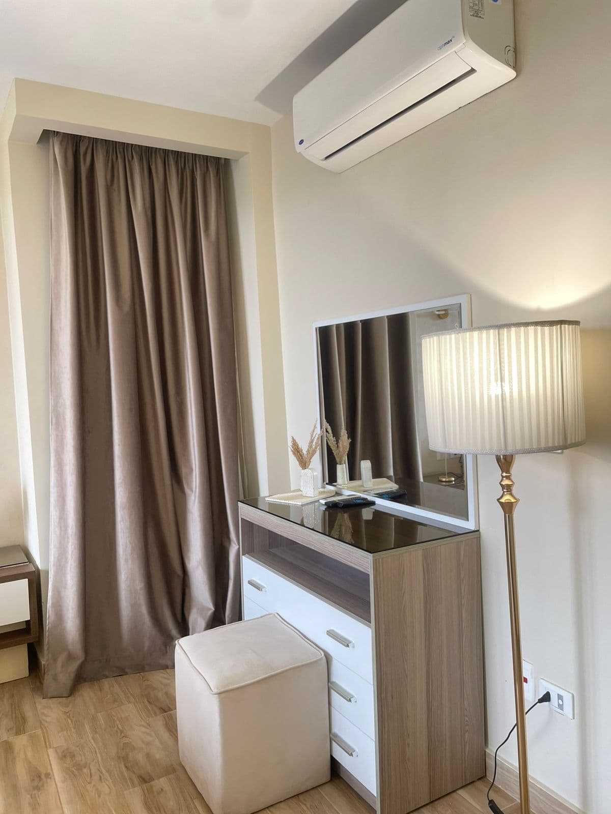 Room 504 King Panorama View preview 2