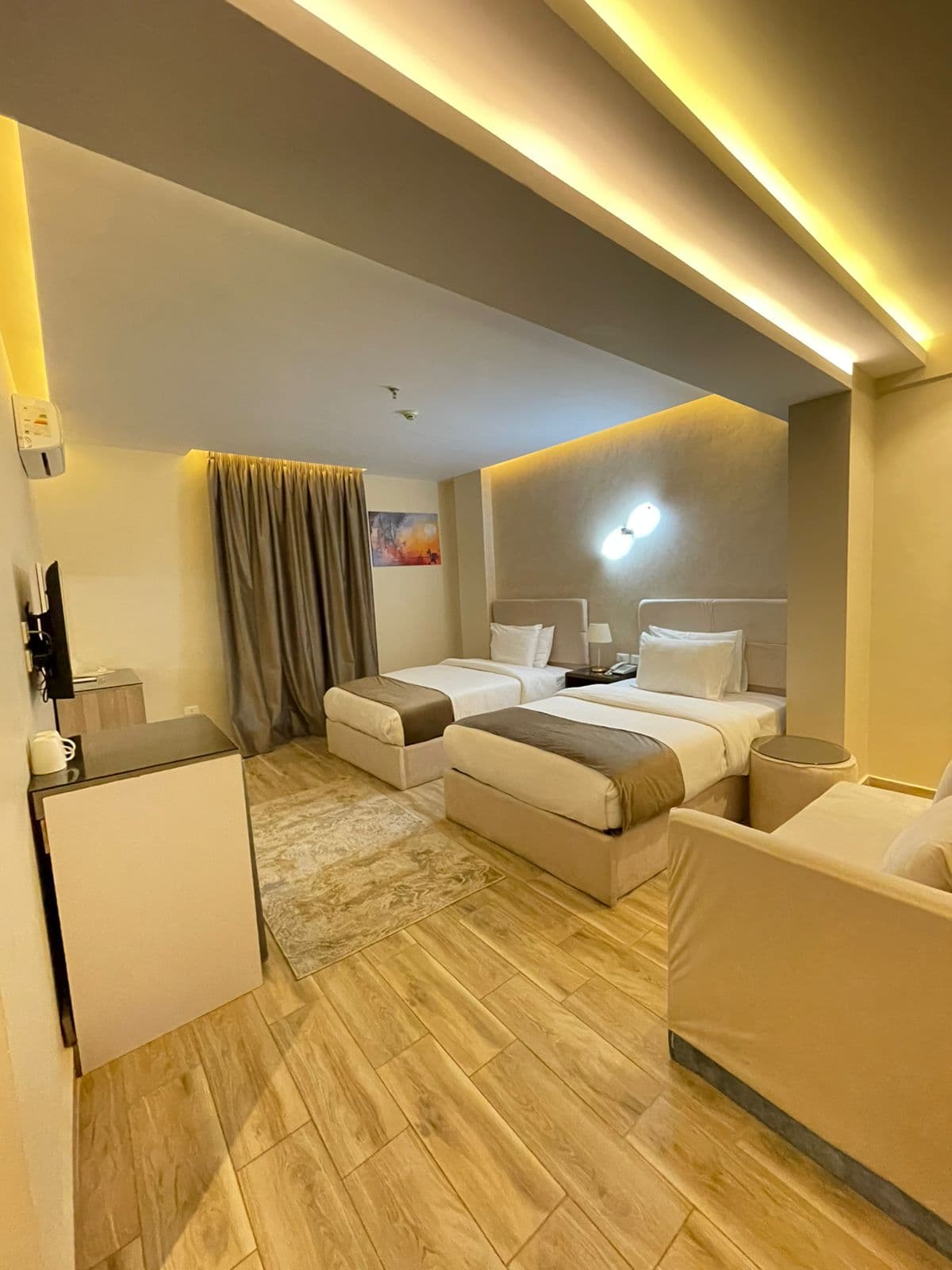 Room 506 Double Back Side preview 4