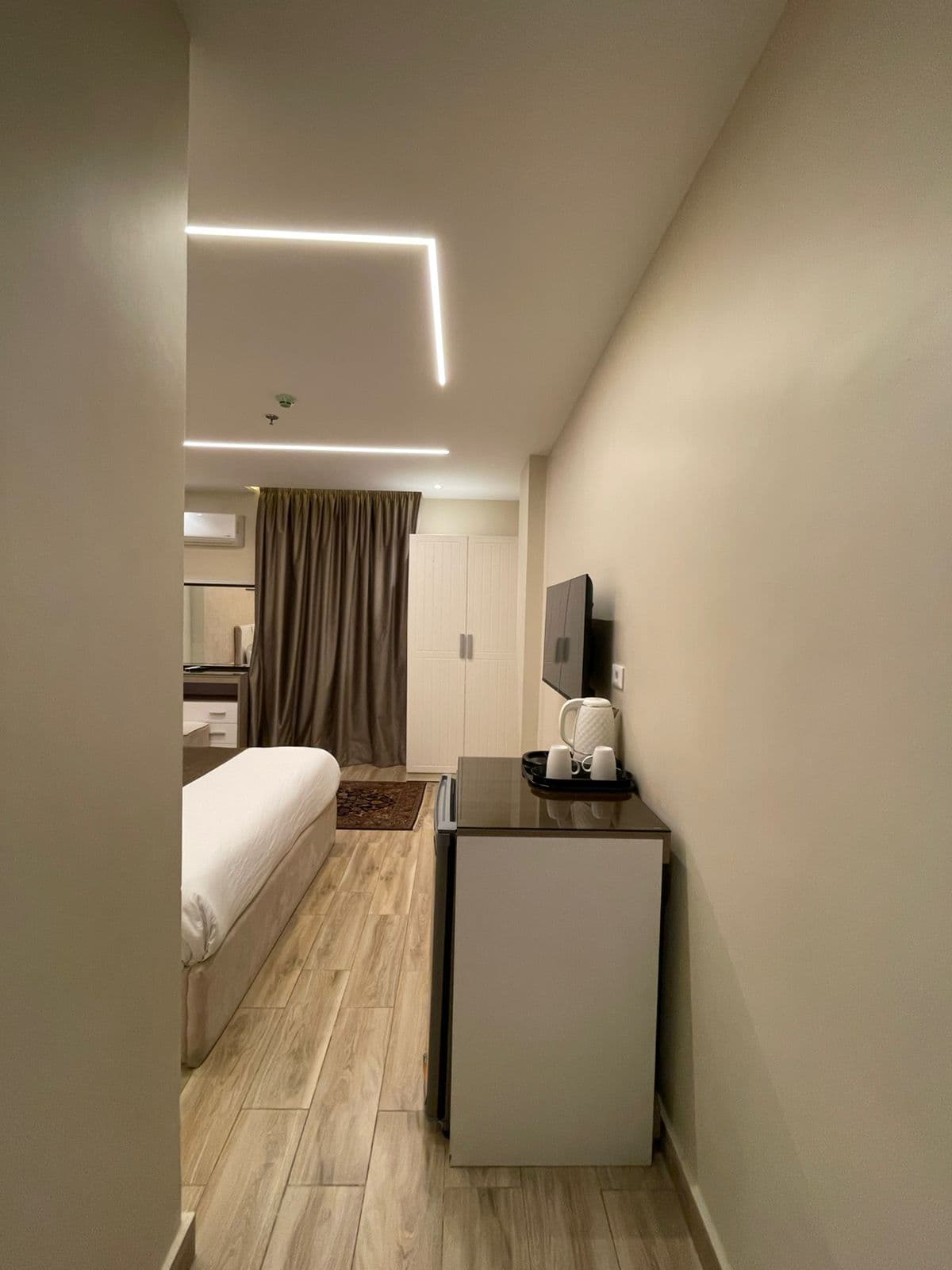 Room 510 King Back Side preview 2