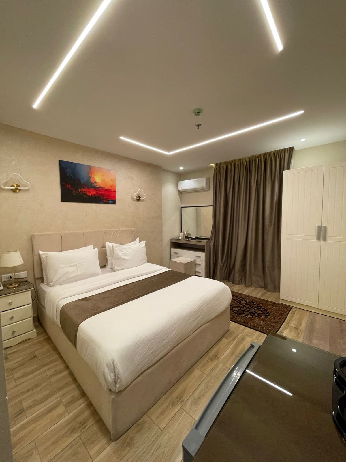 Room 510 King Back Side preview 3