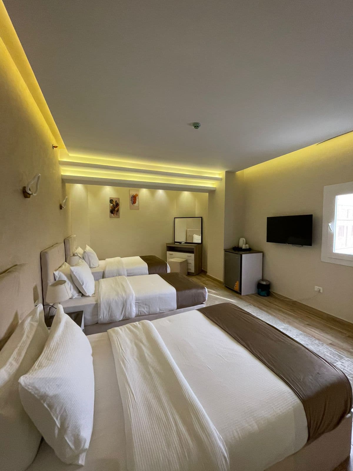 Room 511 Triple Side View preview 2