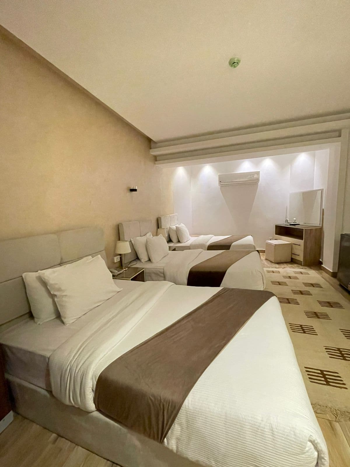 Room 602 Triple Side View preview 3