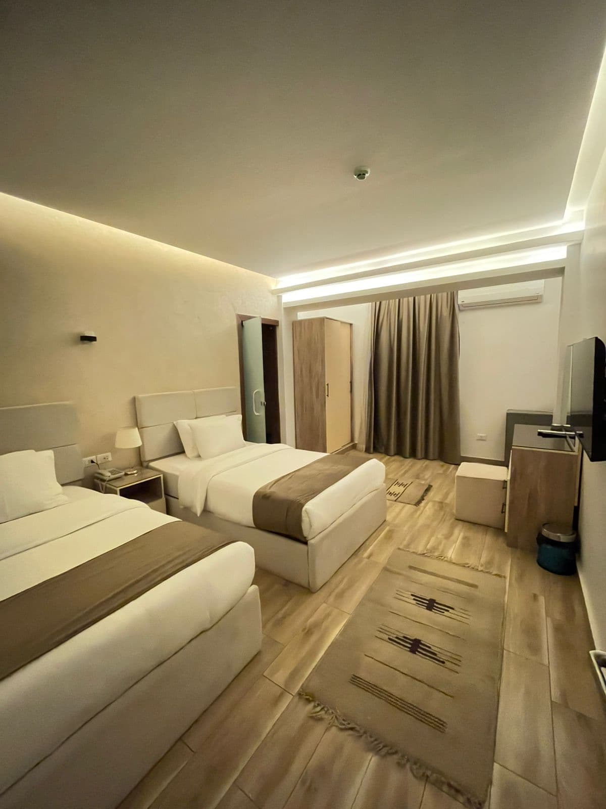Room 603 Double Back Side preview 4